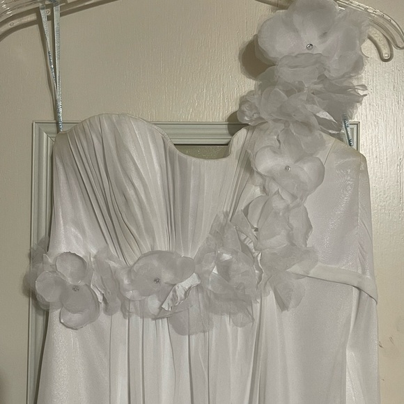 Elegant White One-Shoulder Gown - Picture 6 of 8